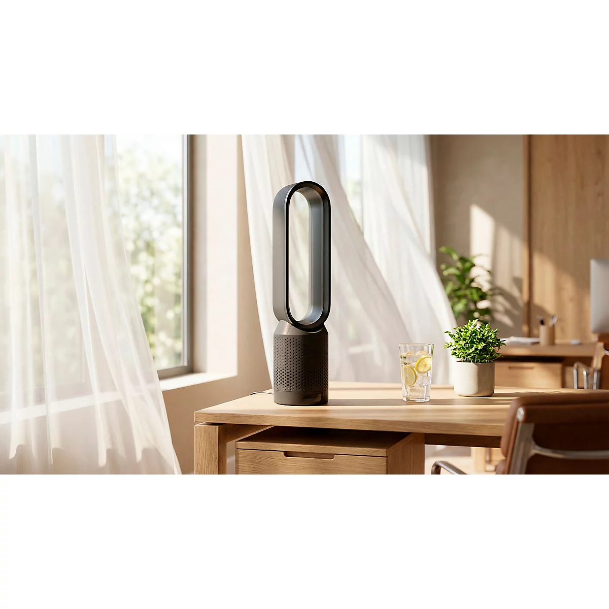 Een Dyson ventilator staat op een houten tafel. Links een raam met gordijnen, rechts een glas water en citroen.