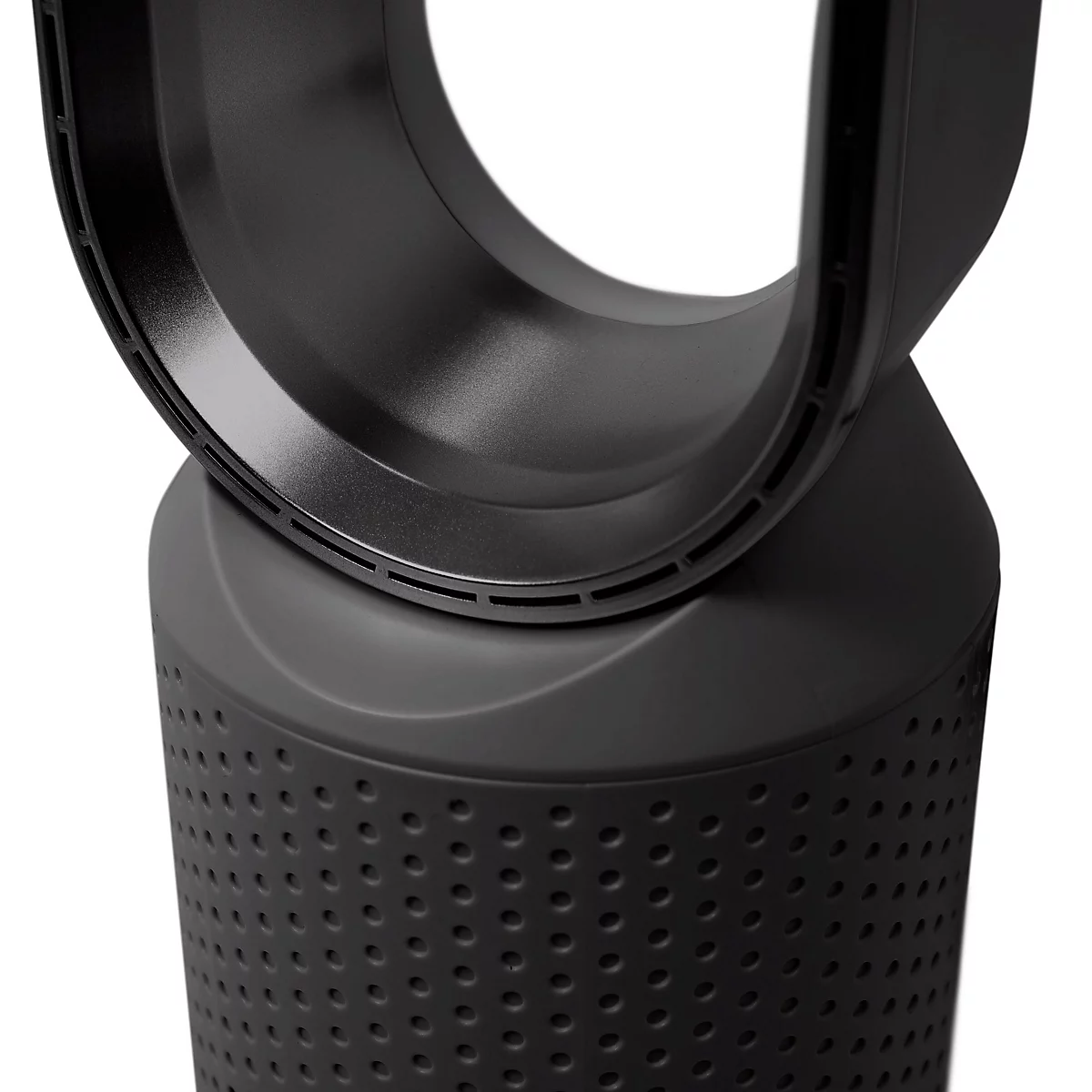 Detailopname van een zwarte torenventilator. De bovenste ring staat op een cilindrische basis met gaten.