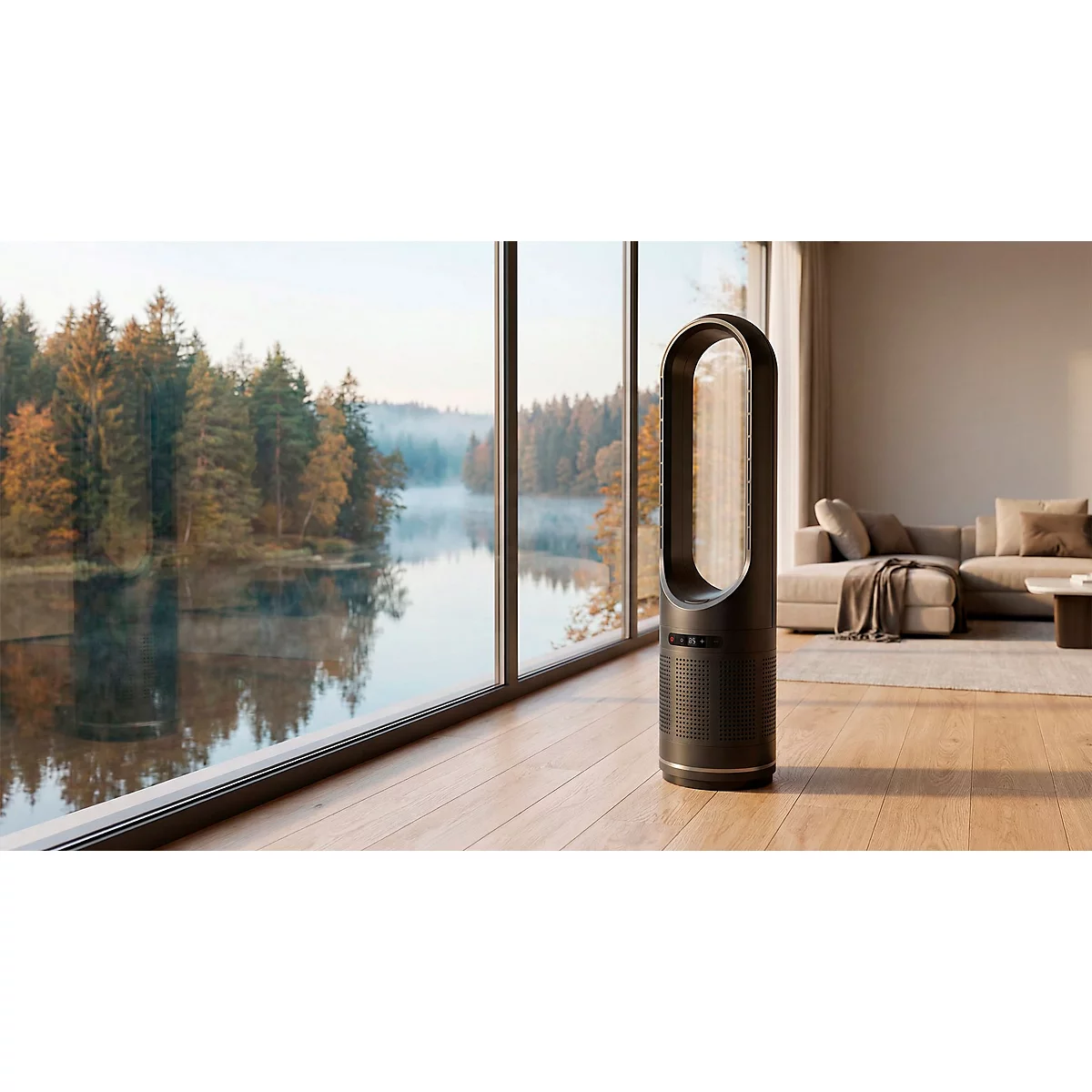 Schwarzer Turmventilator vor einem Fenster mit Blick auf einen See und einen Wald. Im Hintergrund ein Sofa.