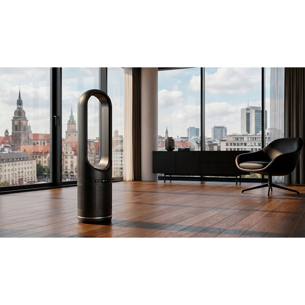 Schwarzer Turmventilator im Wohnzimmer mit Stadtblick durch ein großes Fenster.