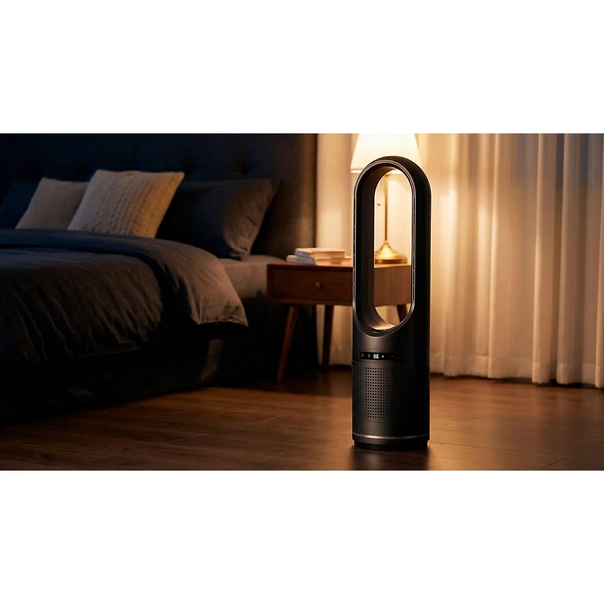 Ein schwarzer Turmventilator steht im Schlafzimmer. Im Hintergrund Bett, Nachttisch und Lampe.