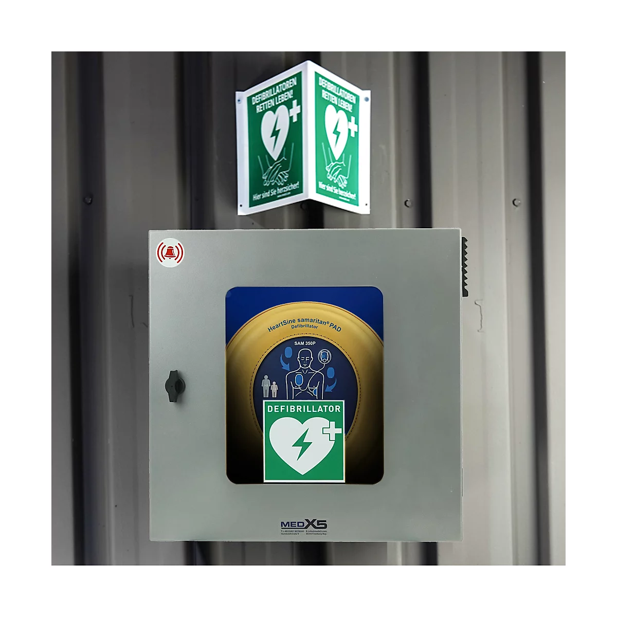 HeartSine SAM350P defibrillator, AED, met handmatige toediening van schokken, 4-jarige allrisk aanvullende verzekering, geklimatiseerde buitenmuurkast met locatiemarkering, EHBO-kit.