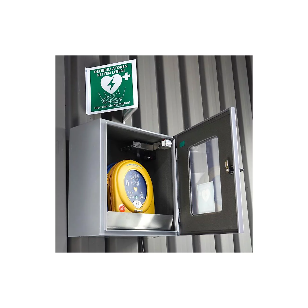 HeartSine SAM350P defibrillator, AED, met handmatige toediening van schokken, 4-jarige allrisk aanvullende verzekering, geklimatiseerde buitenmuurkast met locatiemarkering, EHBO-kit.