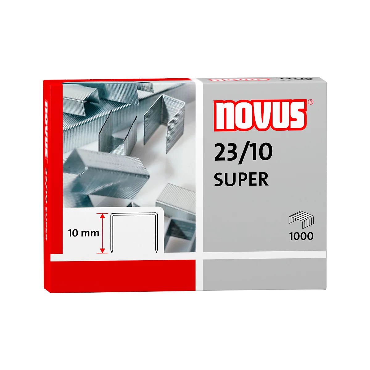 Nahaufnahme einer Heftklammernpackung. Auf der Packung steht 'Novus 23/10 Super', dazu eine Abbildung der Klammer und die Maße.