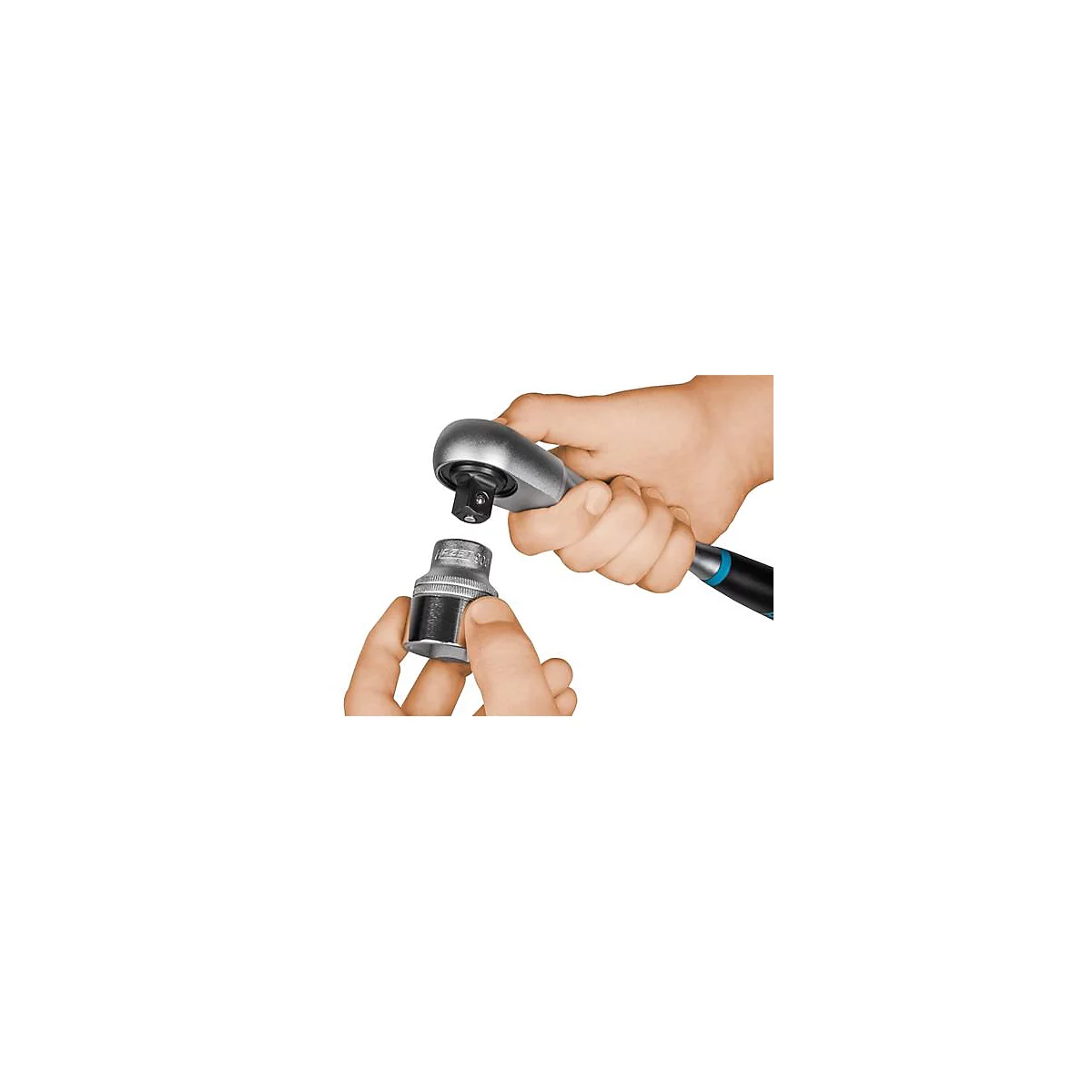 Handen die een dopsleutel op een ratel monteren. De focus ligt op de precieze interactie tussen gereedschap en accessoires.