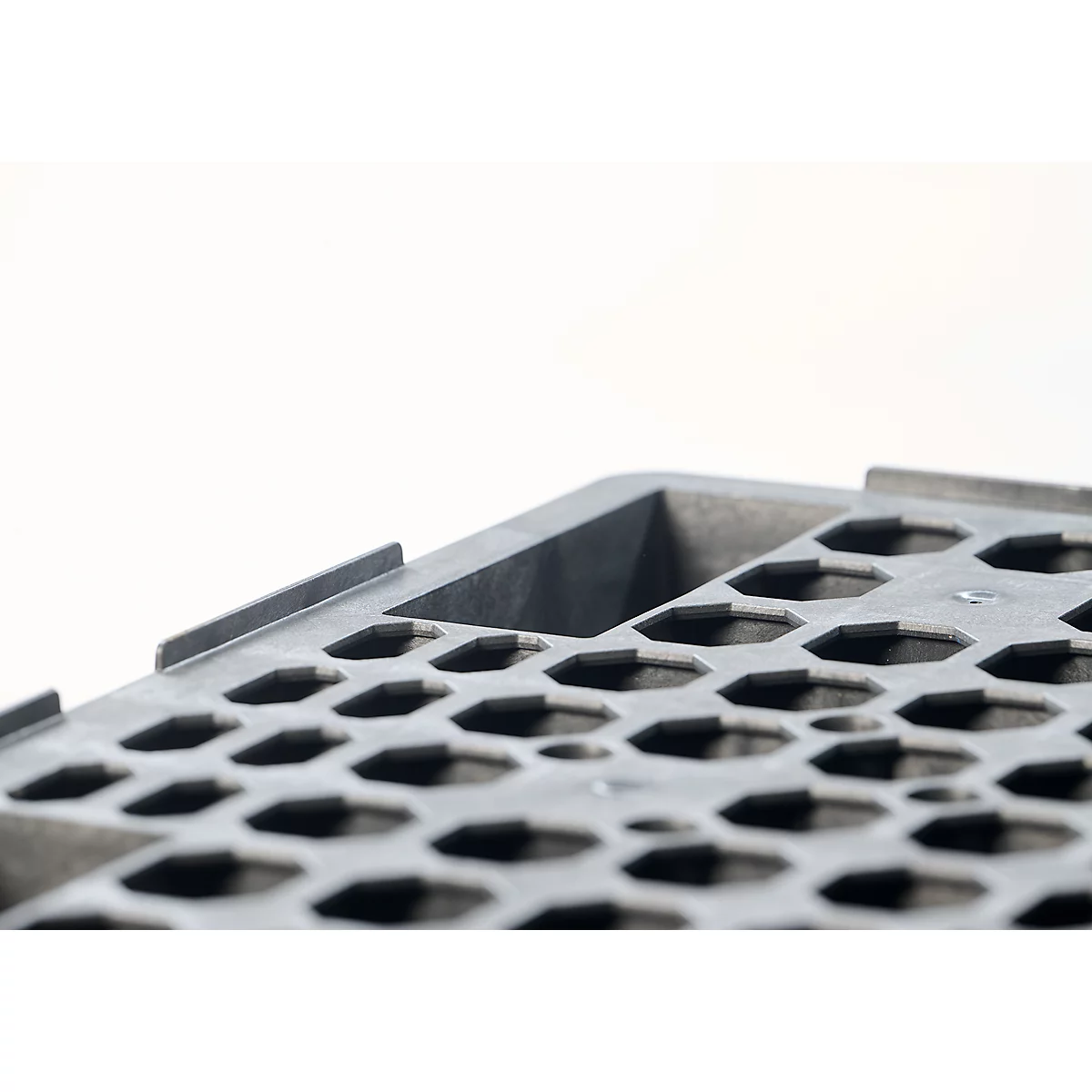 Herbruikbare kunststof stapelpallet KIGAnesto®, 7 kg, geperforeerd dek, tot 3500 kg, stapelbaar, 100% gerecycled materiaal, met rand, antraciet
