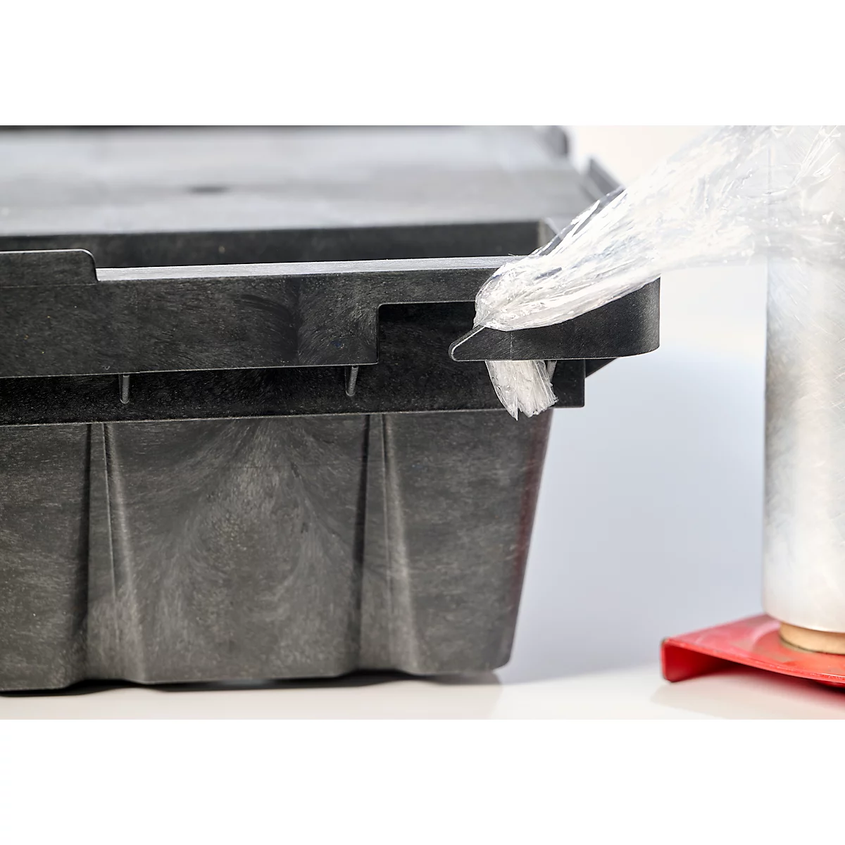 Herbruikbare kunststof stapelpallet KIGAnesto®, 7 kg, geperforeerd dek, tot 3500 kg, stapelbaar, 100% gerecycled materiaal, met rand, antraciet