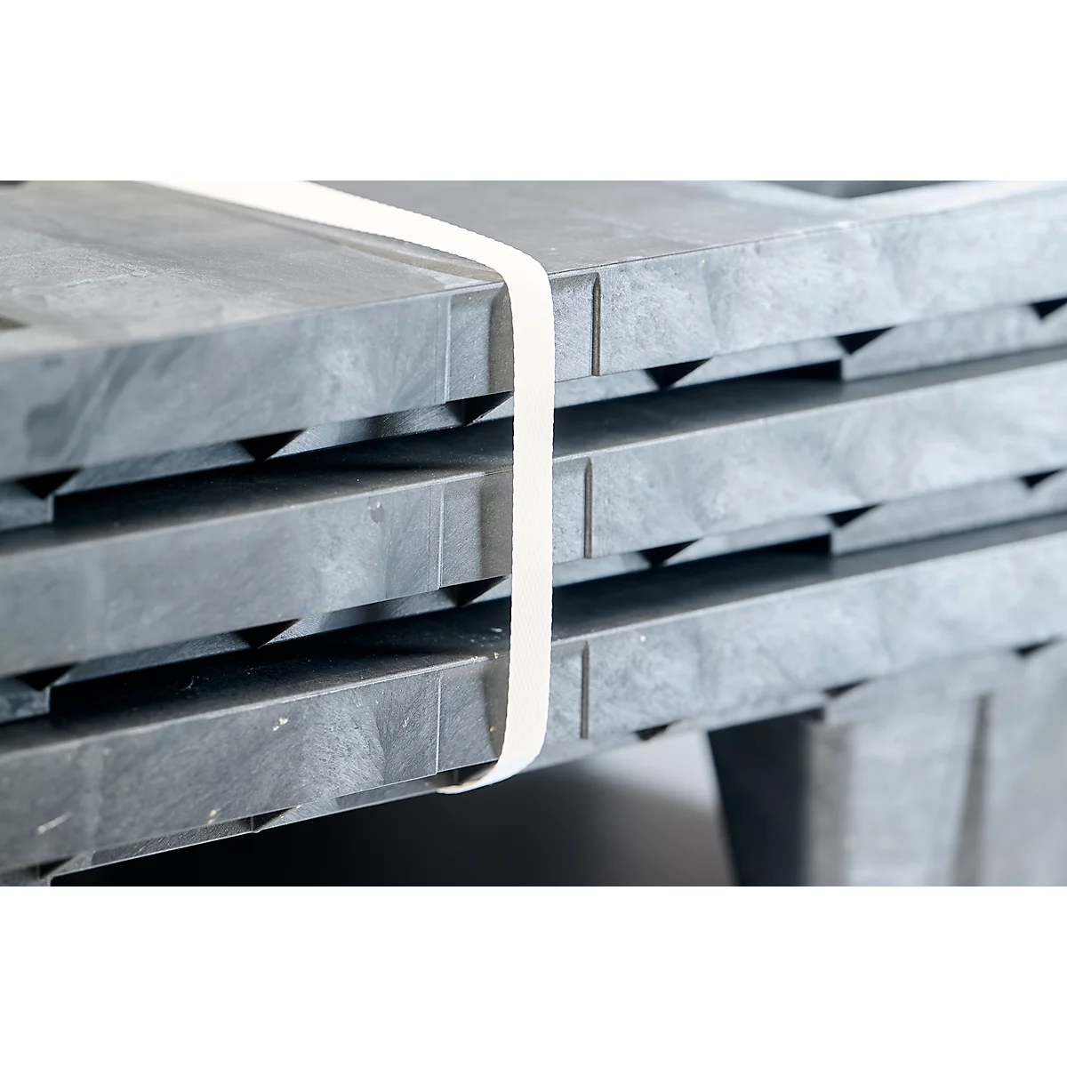 Herbruikbare kunststof stapelpallet KIGAnesto®, 7 kg, geperforeerd dek, tot 3500 kg, stapelbaar, 100% gerecycled materiaal, met rand, antraciet