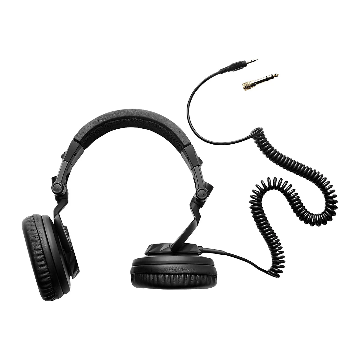 Schwarze Over-Ear-Kopfhörer mit Spiralkabel und Adapter vor weißem Hintergrund.