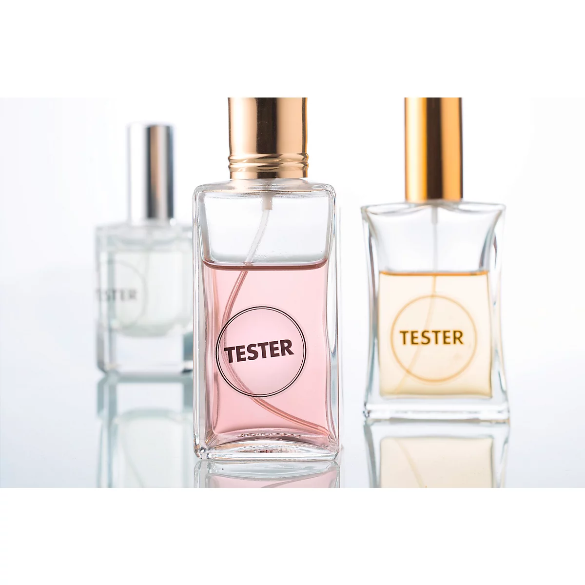 24 autocollants ronds sont présentés sur papier blanc. A côté, un paquet d'étiquettes. Sur l'étiquette d'un flacon de parfum, on peut lire "TESTER".