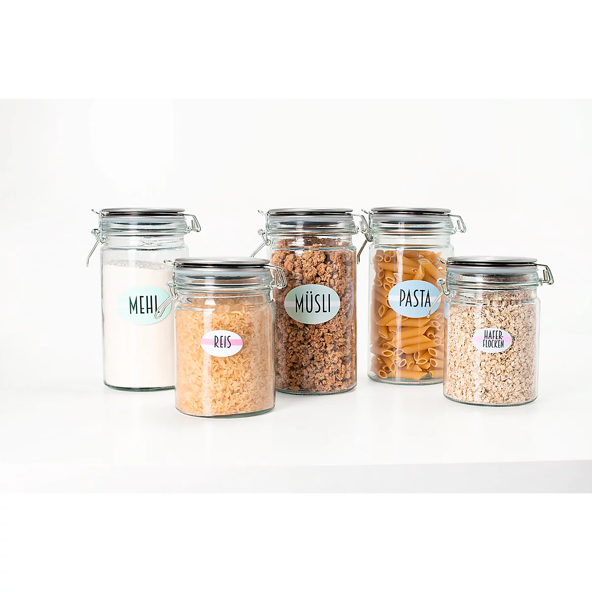 Gläser mit Lebensmitteln wie Mehl, Reis, Müsli und Nudeln beschriftet.