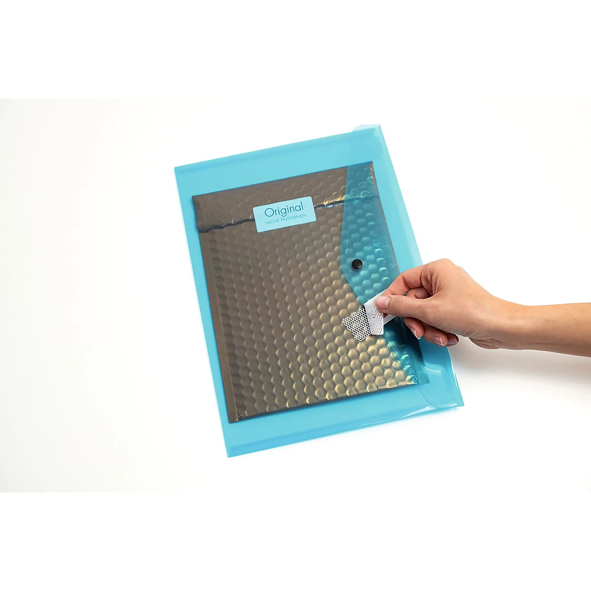 Een hand opent een verzegelde, lichtblauwe documententas met een document. Het document heeft een bubbeltjesplastic look.