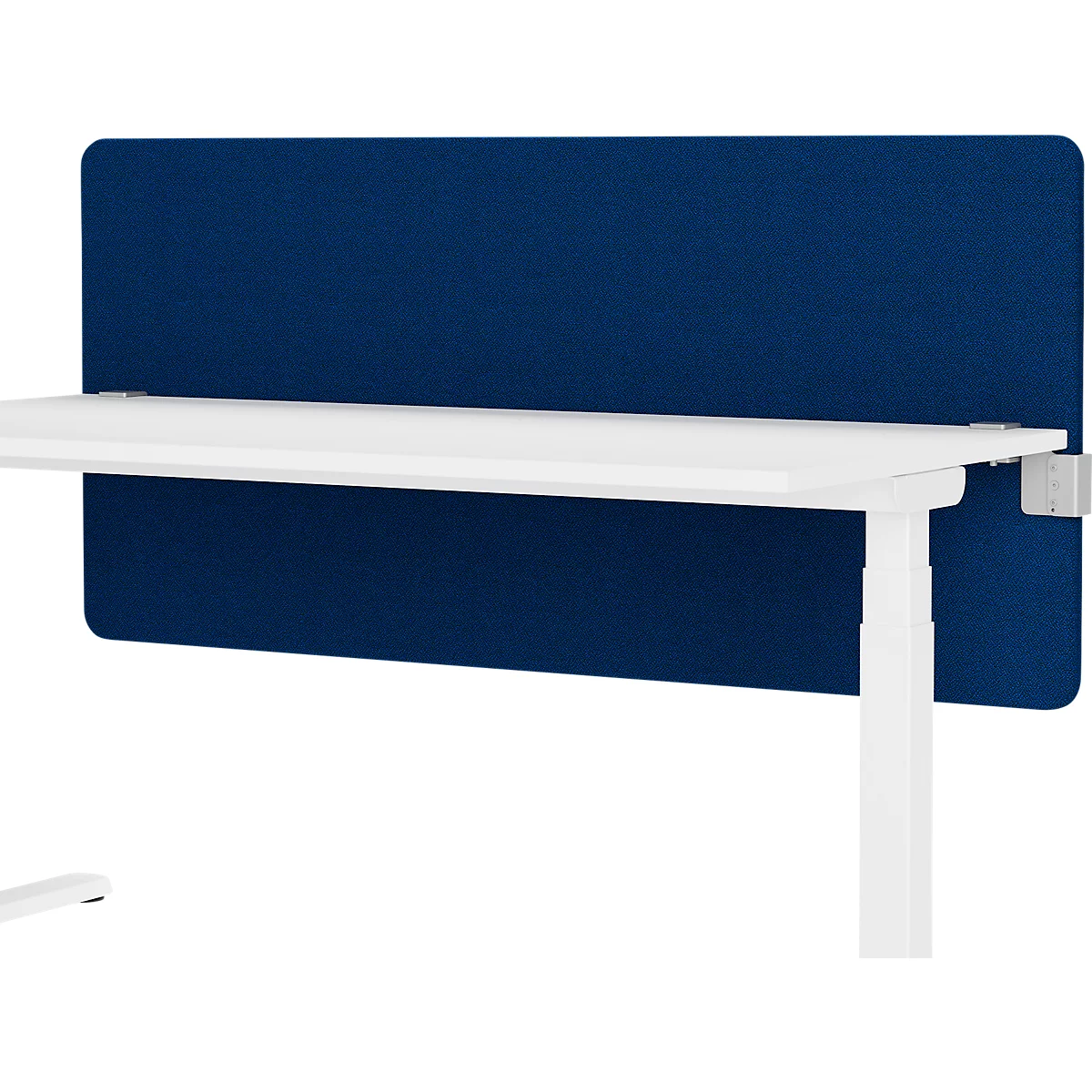Blauer Büroschutz vor weißem Schreibtisch. Metallklammern verbinden den Schutz mit dem Schreibtisch. Ein weißes Tischbein ist sichtbar.