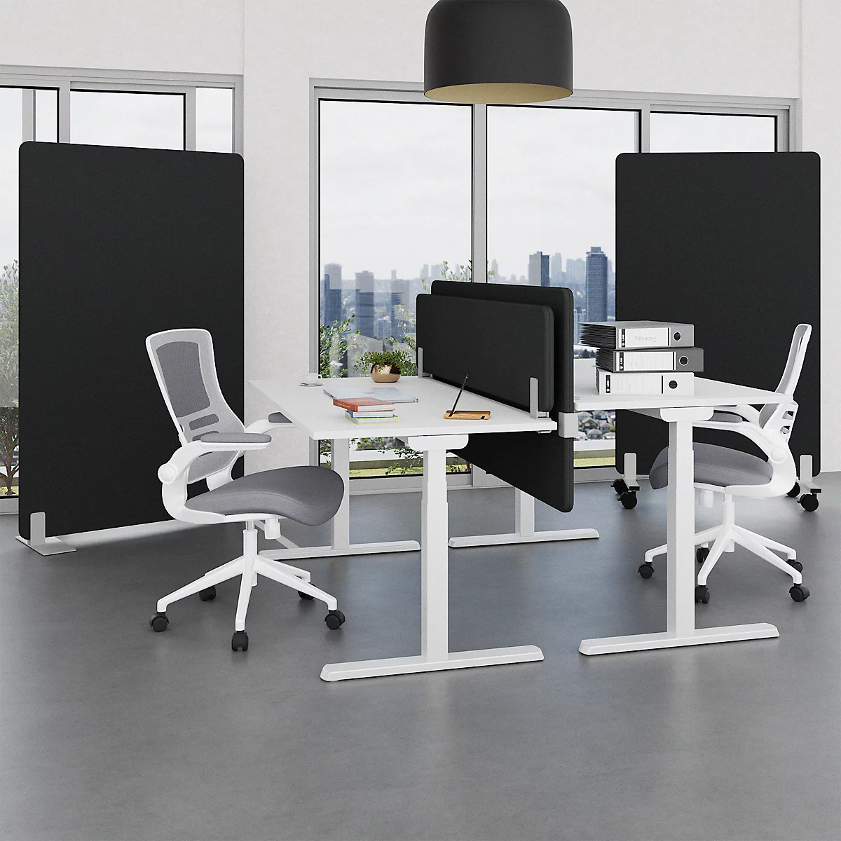 Büro mit zwei weißen Tischen, Stühlen, schwarzen Trennwänden und Blick auf eine Stadtlandschaft.