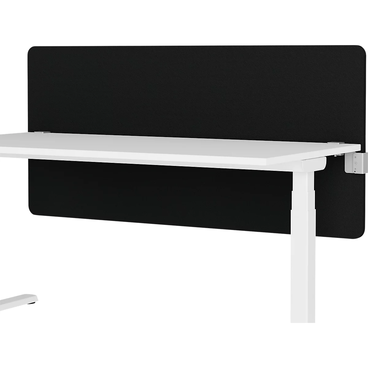 Ein weißer Schreibtisch mit schwarzem Sichtschutz. Der Tisch hat ein rechteckiges Design und wird von weißen Beinen getragen.