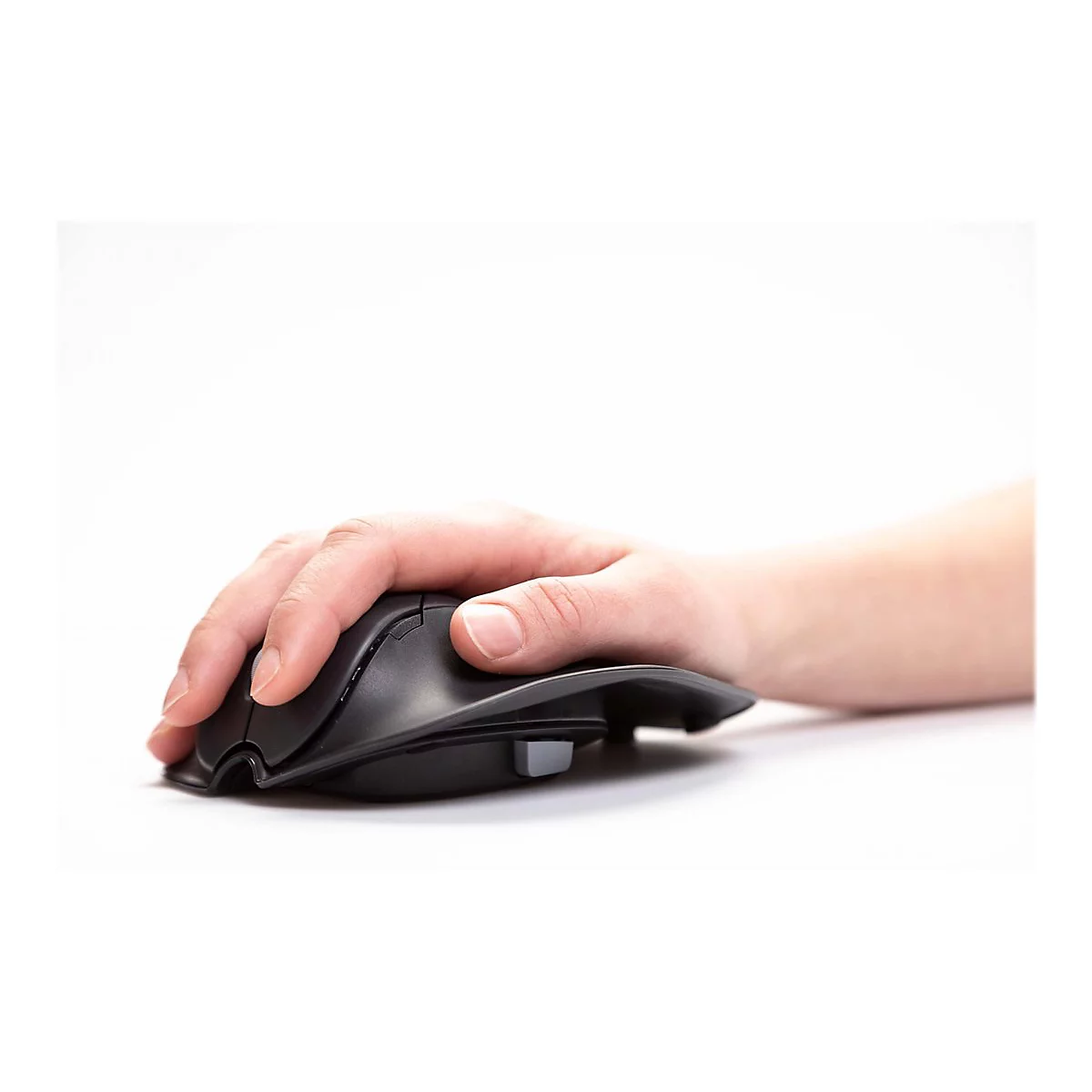 Hand auf ergonomischer, schwarzer Maus. Der Hintergrund ist weiß.
