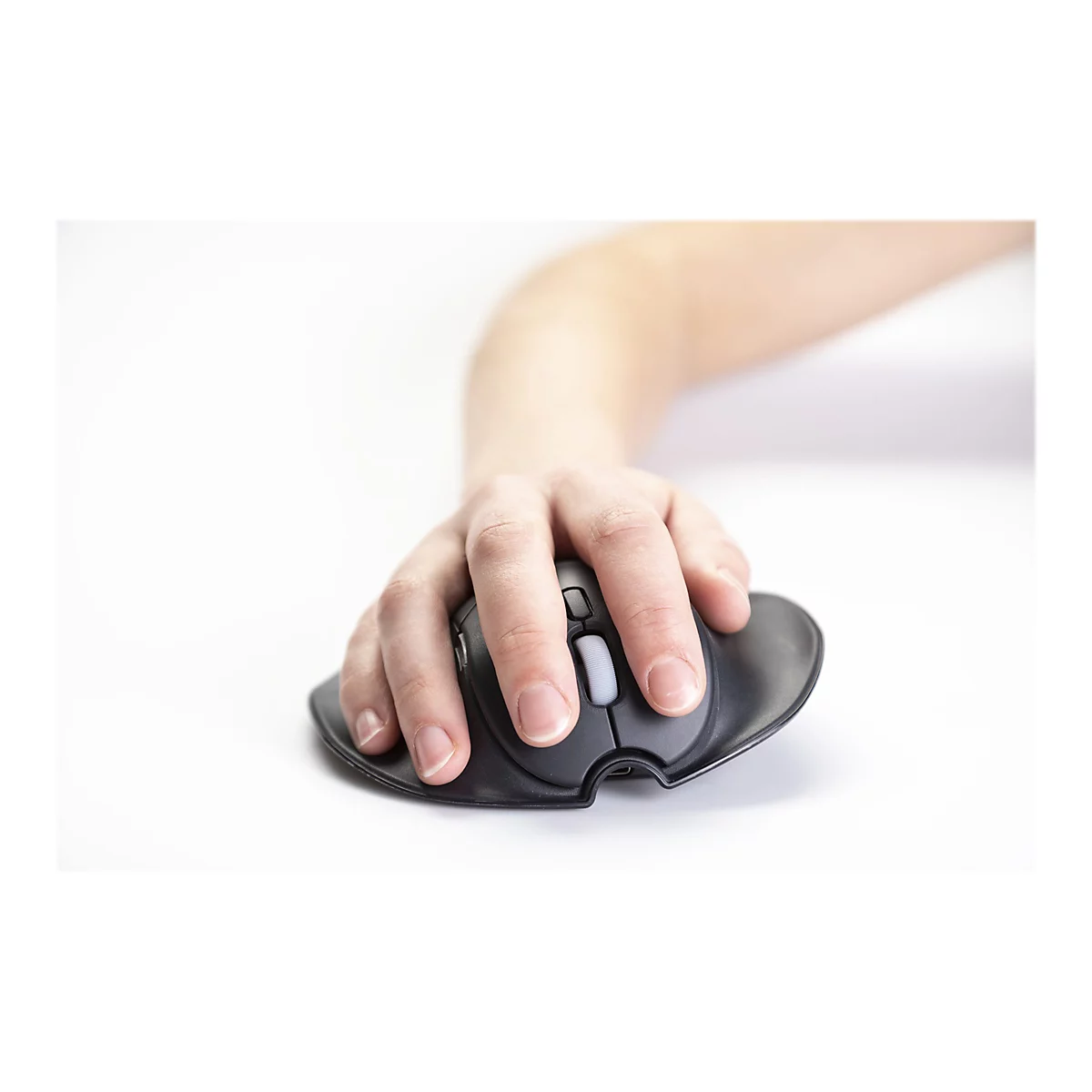 Nahaufnahme: Eine Hand umgreift eine schwarze ergonomische Maus auf weißem Hintergrund. Die Finger liegen auf den Maustasten.