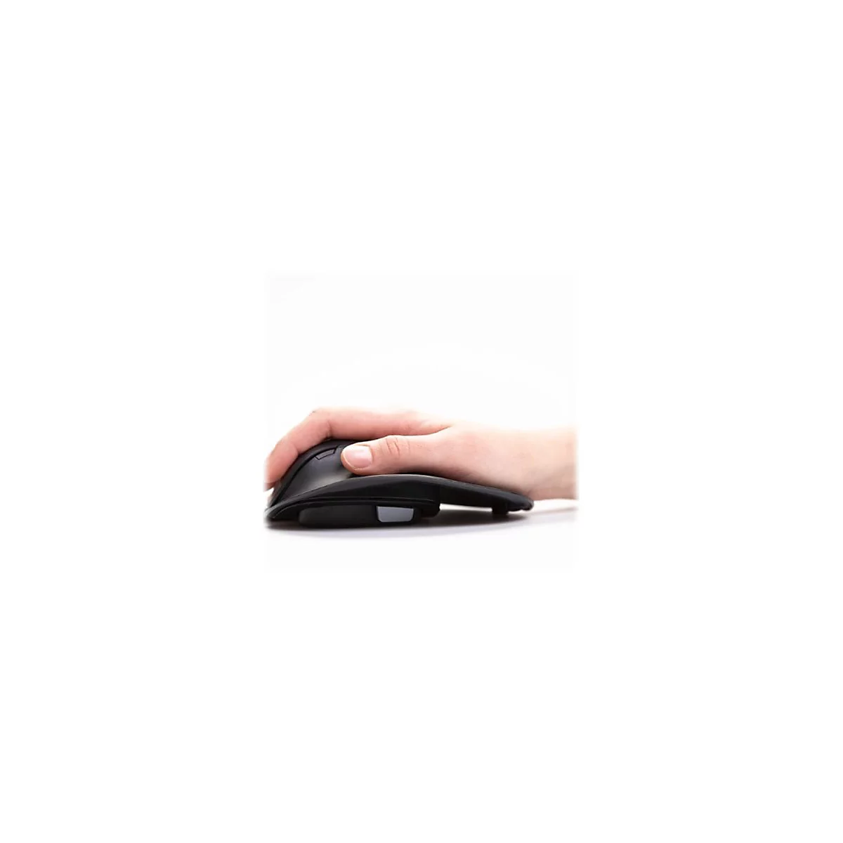 Eine Hand umfasst eine ergonomische Maus in Schwarz. Der Daumen liegt auf der linken Seite, die Finger ruhen auf den Tasten.