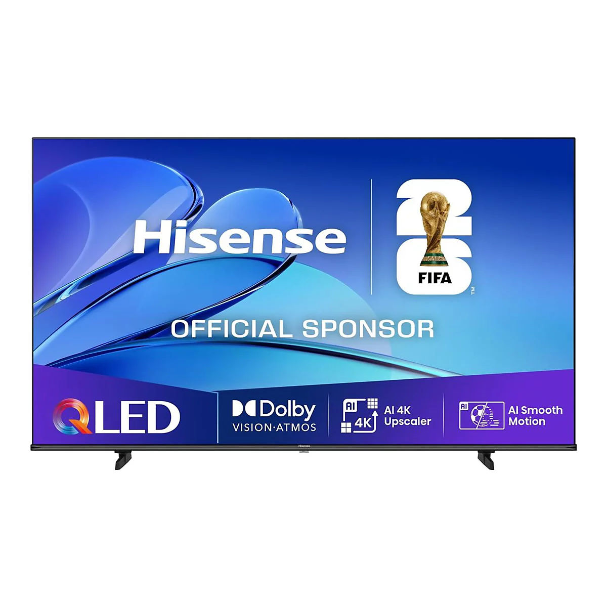 Hisense QLED Fernseher mit FIFA WM Branding, Dolby Vision, Atmos und AI 4K Upscaling auf blauem Bildschirm.