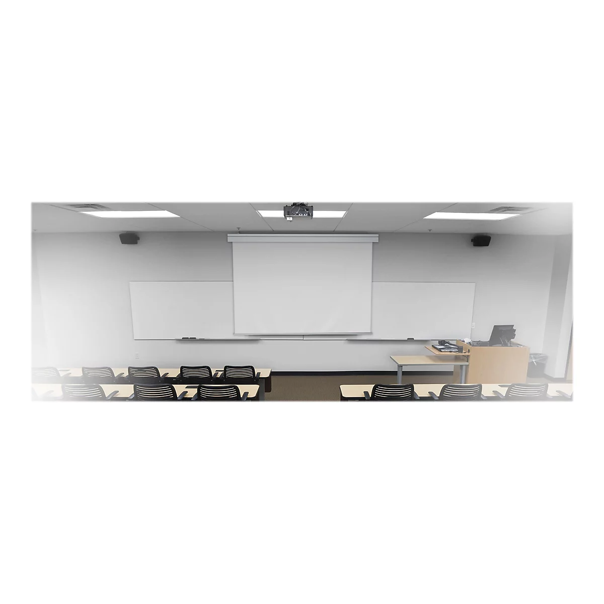 Leerer HÃ¶rsaal mit StÃ¼hlen und Tischen. An der Wand befinden sich eine Projektionsleinwand, zwei Tafeln, ein Rednerpult und ein Beamer an der Decke.