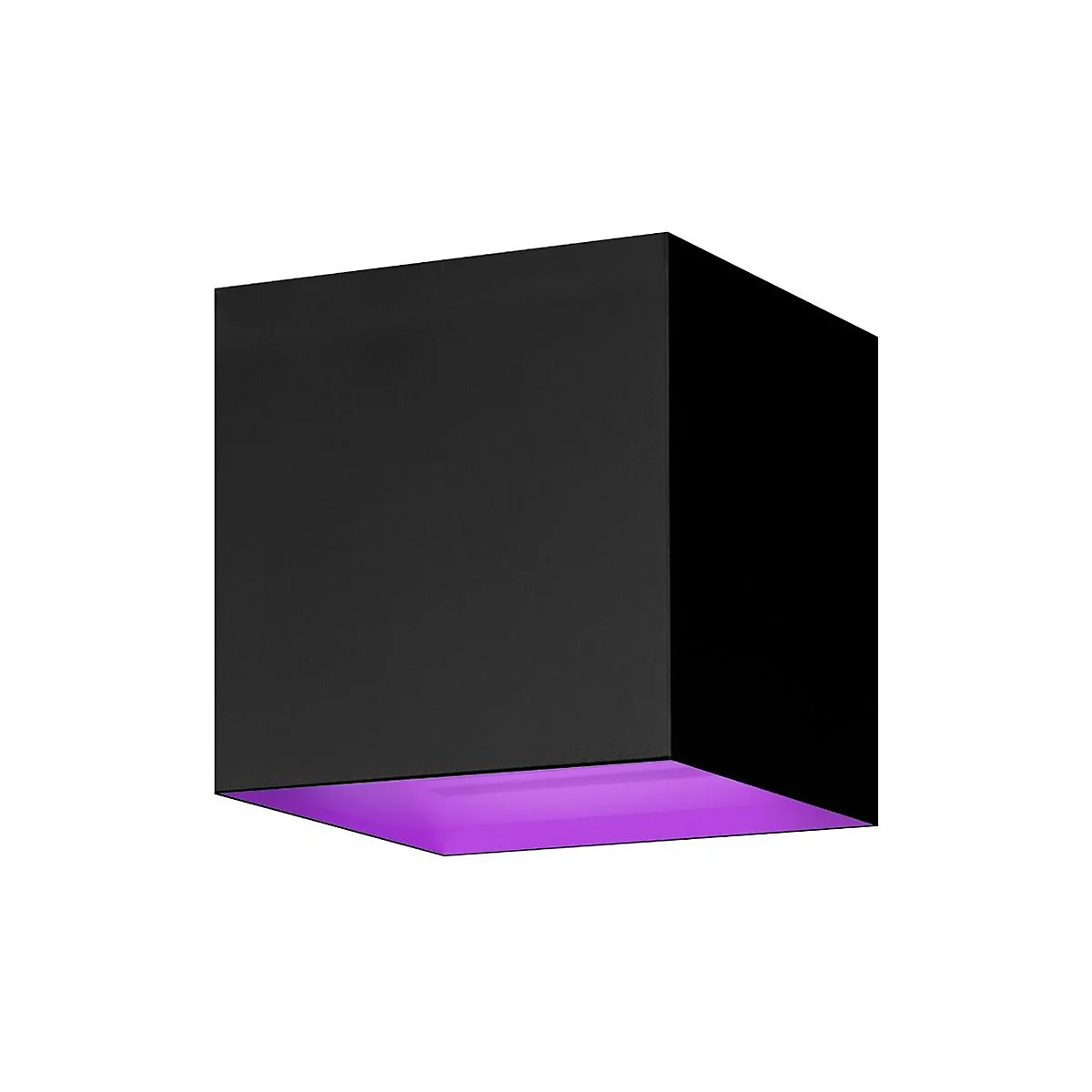 Quadratische schwarze Wandleuchte mit leuchtender violett-farbener Unterseite vor weißem Hintergrund.