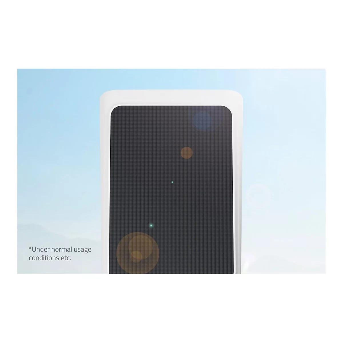 Detailansicht eines Solarpanels mit weißem Rahmen vor einem hellblauen Himmel, mit Lichtreflexionen und Hinweistext.
