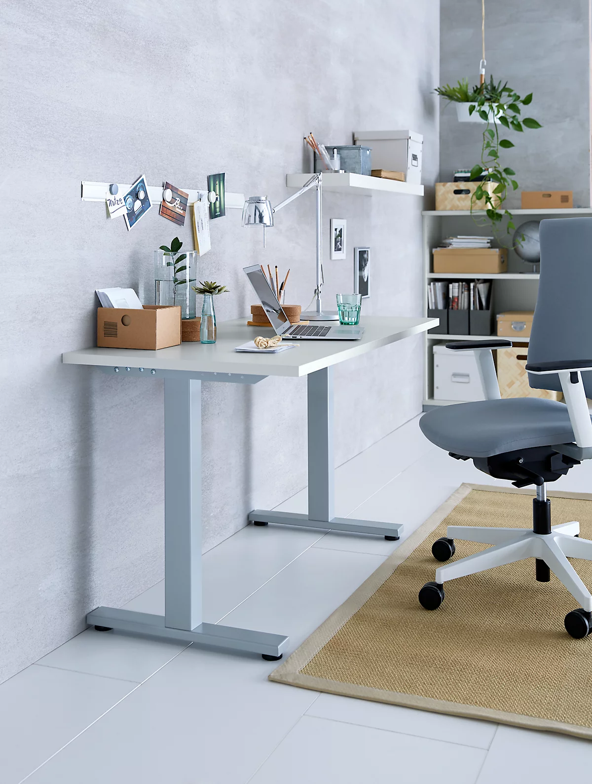 Home Office Schreibtisch Start Off, Rechteck, T-Fuß, B 1300 x T 650 x H 735 mm, lichtgrau/weißaluminium 