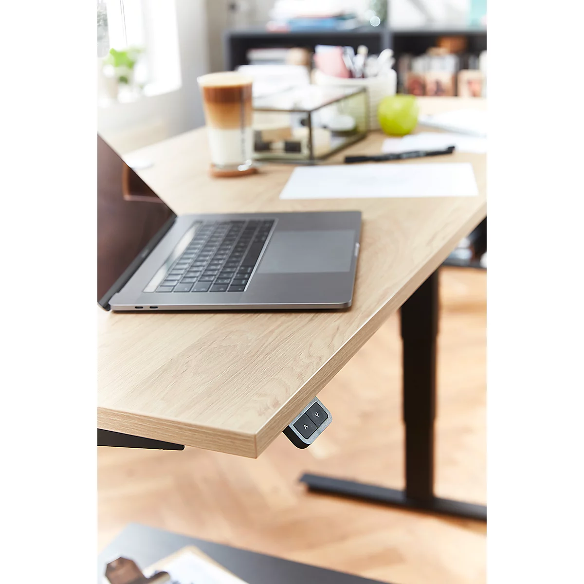 Home Office Schreibtisch TEMPIO, elektrisch höhenverstellbar, geteilte Tischplatte mit Klappe, B 1600 x T 700 x H 640-1280 mm, Hickory-Eiche/anthrazit