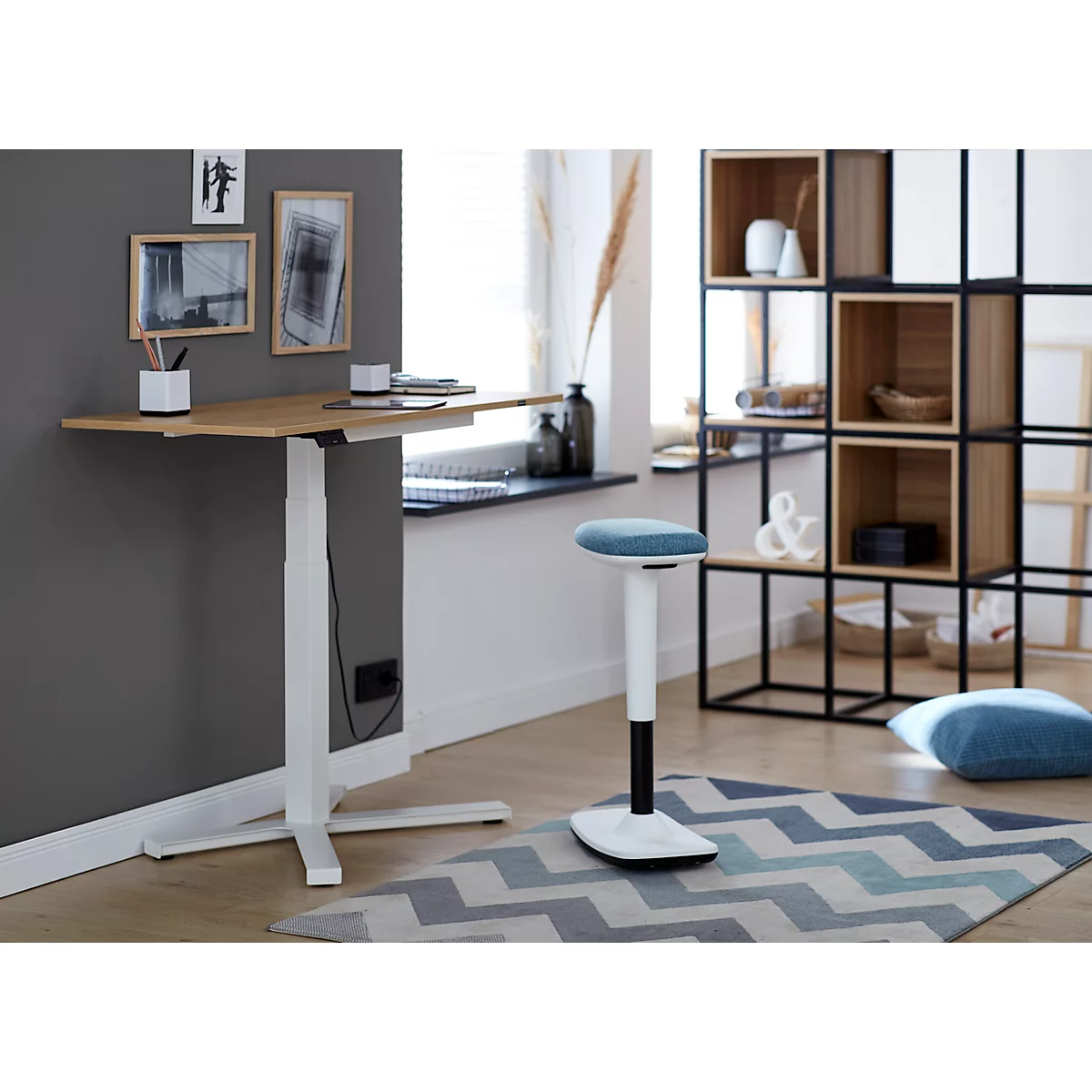 Home Office tafel, elektrisch in hoogte verstelbaar, rechthoekig, voet, B 1150 x D 550 x H 1100-640 mm, eiken hickory/wit + memory-bedieningspaneel