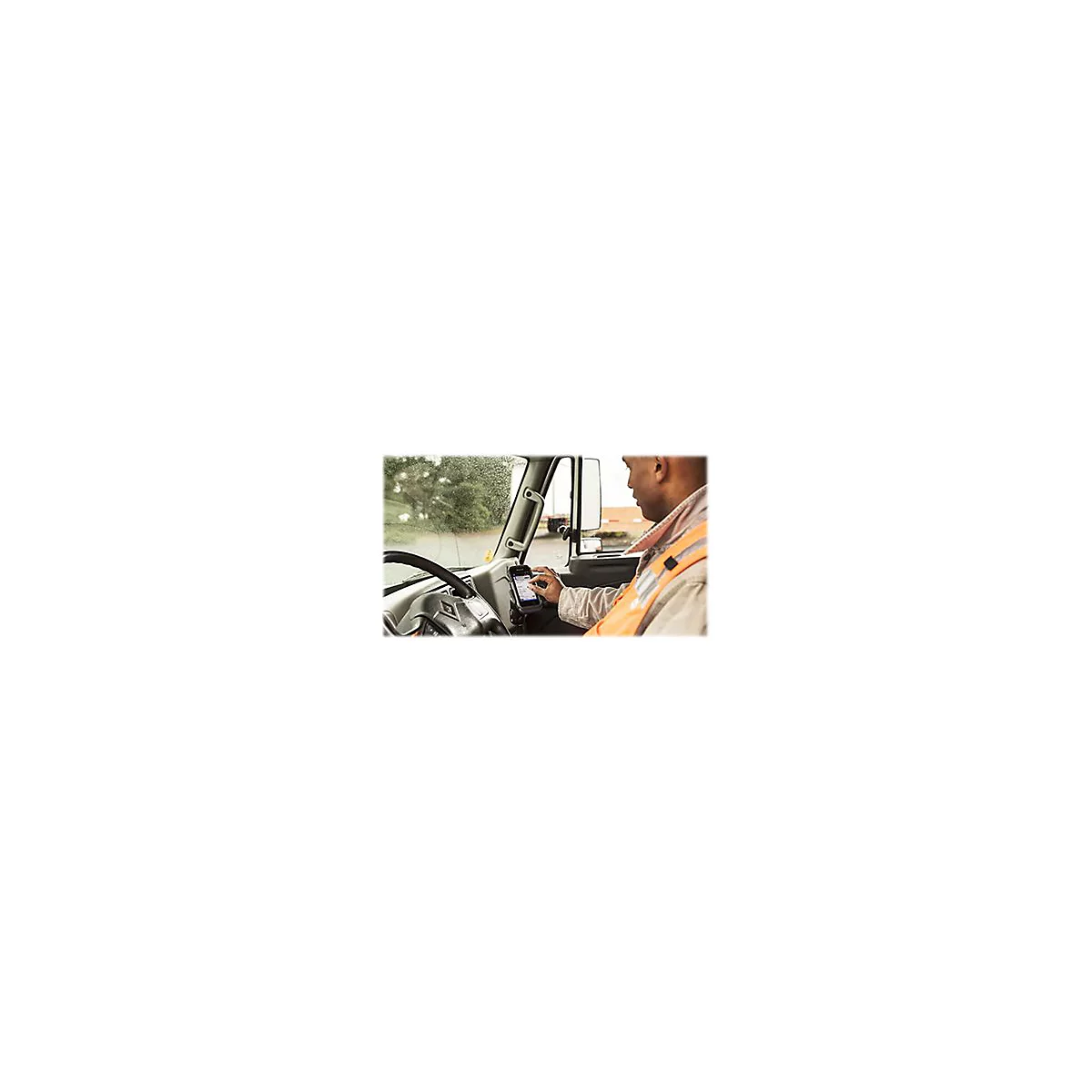 Un homme dans la cabine d'un camion utilise une tablette. Il porte un gilet de sÃ©curitÃ© orange. Arbres et camion en arriÃ¨re-plan.
