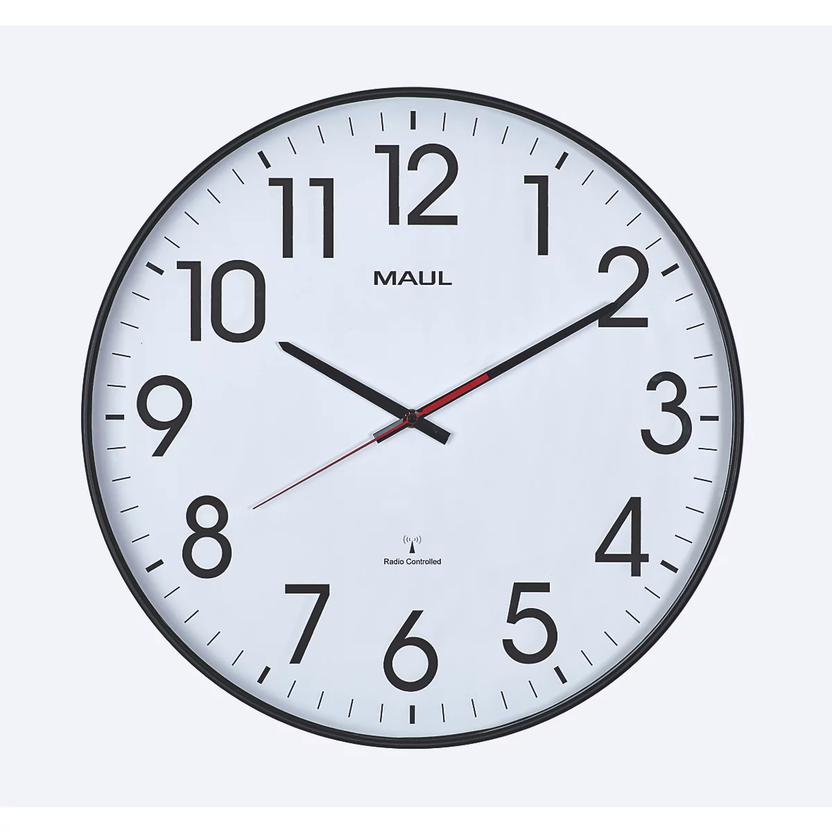 Une horloge murale noire avec un cadran blanc, indiquant "MAUL". Les aiguilles noires pointent vers presque 10h10.