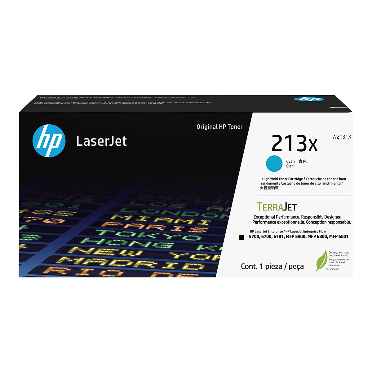 Eine HP Laserjet Tonerkartusche 213x, Cyanfarben, mit einem Hintergrund von Flughafenanzeigen. Auf der Verpackung befinden sich das HP Logo und der Schriftzug 'LaserJet'.