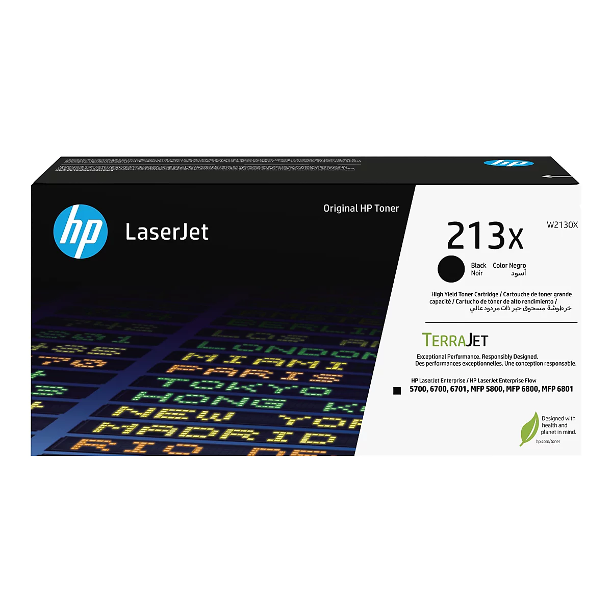 Eine schwarze HP LaserJet Tonerkartusche mit Text; Hintergrund: Anzeigetafel mit Städtenamen.
