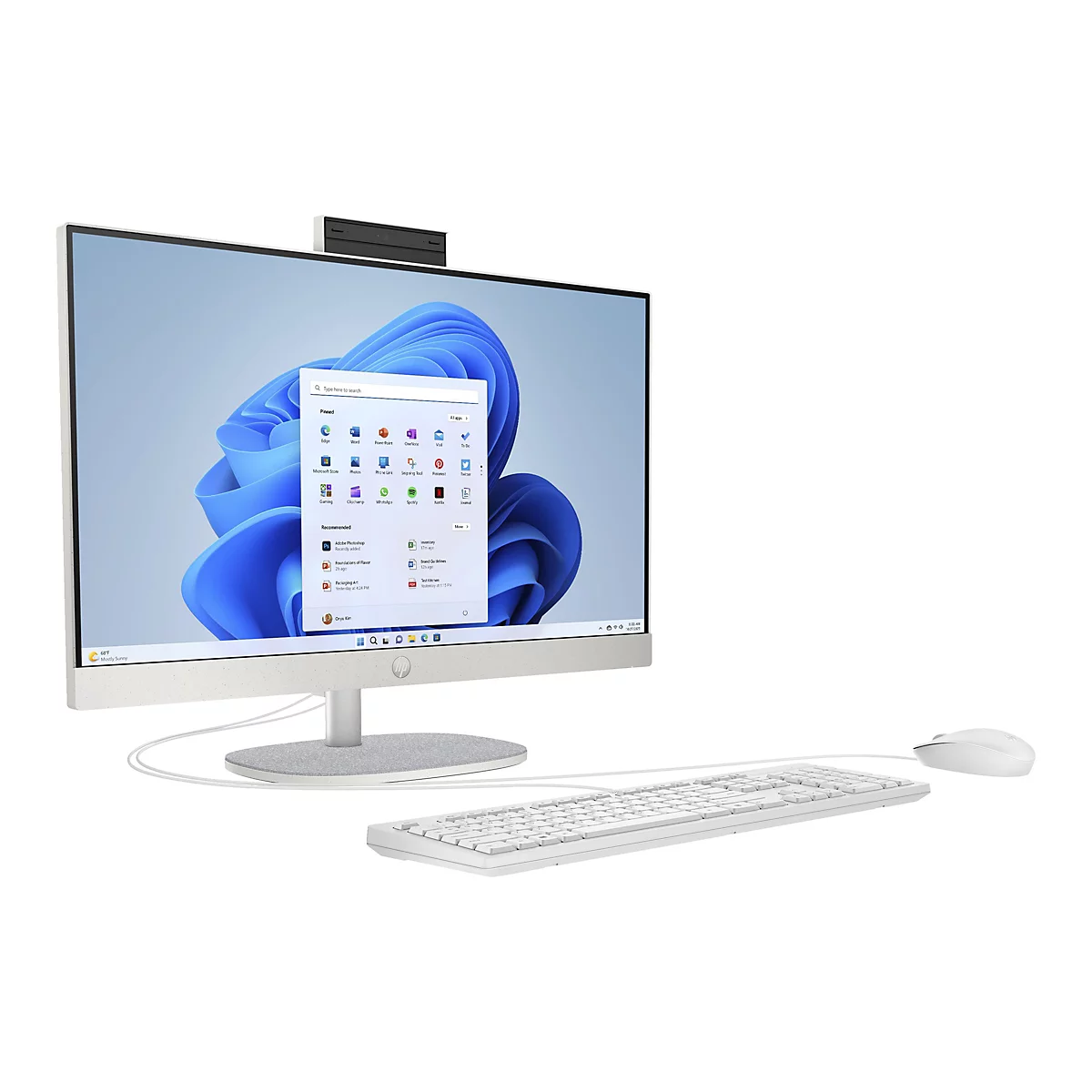 Weißer All-in-One-Computer mit angeschlossener Tastatur und Maus. Auf dem Bildschirm ist Windows 11 zu sehen.