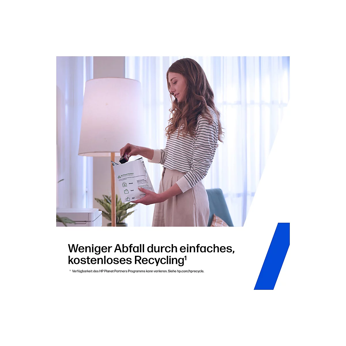 Eine Frau öffnet einen Recycling-Umschlag. Sie trägt ein gestreiftes Oberteil. Im Hintergrund ein Schreibtisch und eine Stehlampe.