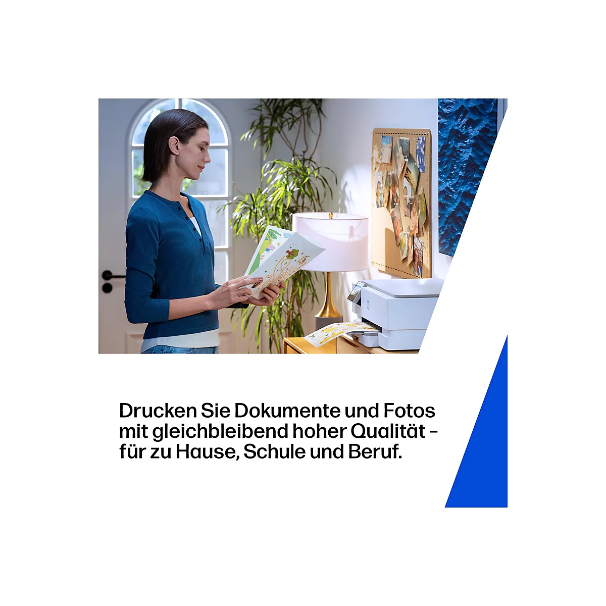 Frau, die in einem hellen Raum Papiere betrachtet, ein Drucker druckt Bilder aus, der Text besagt: Dokumente und Fotos mit hoher Qualität drucken.