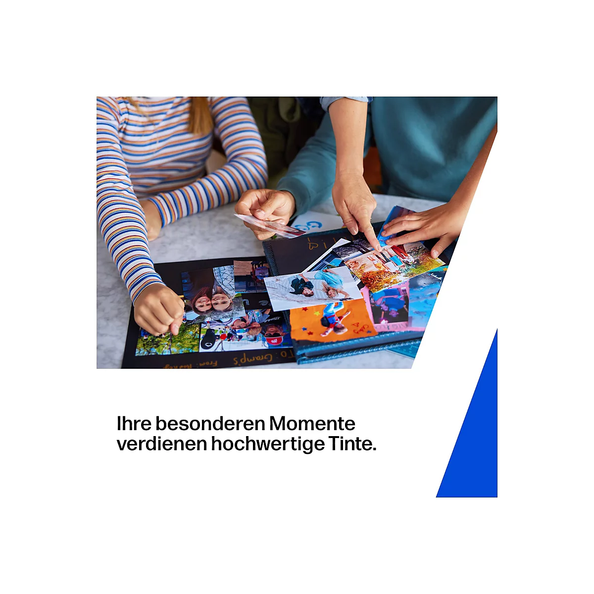 Mehrere Hände betrachten Fotos in einem Album. Text: Ihre besonderen Momente verdienen hochwertige Tinte.