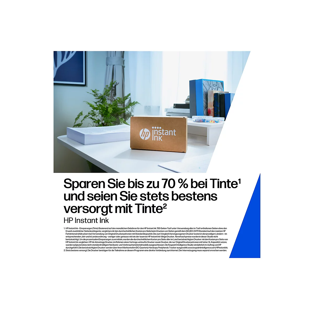 Ein HP Instant Ink Paket auf einem weißen Schreibtisch mit Werbetext über Tintenersparnis.