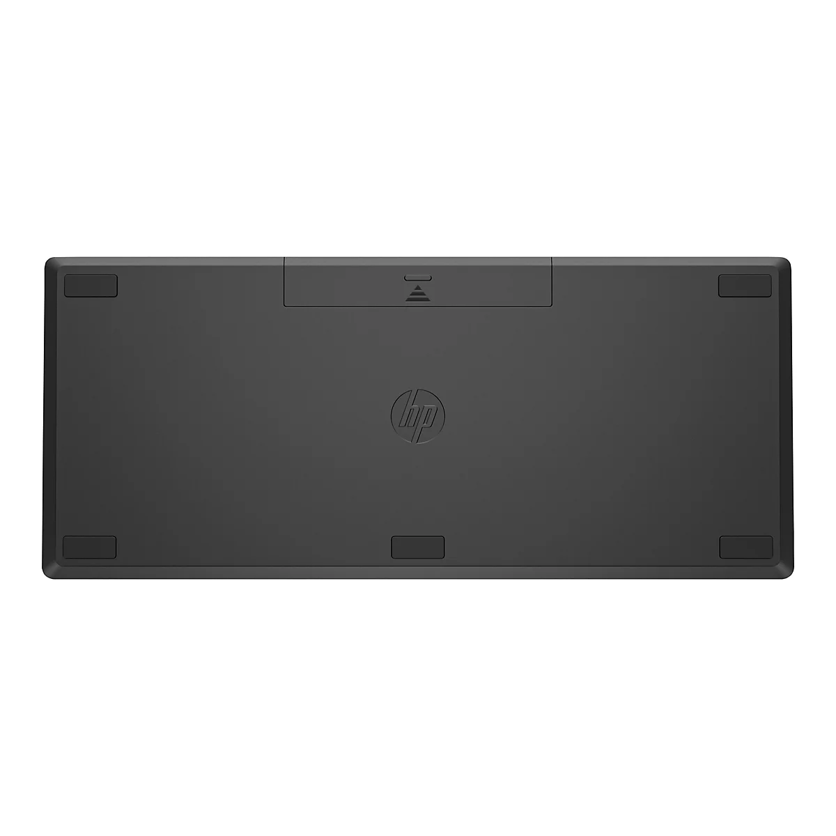 Ansicht der Unterseite einer schwarzen HP-Tastatur. Auf der Tastatur befinden sich rechteckige Füße. In der Mitte befindet sich das HP-Logo.