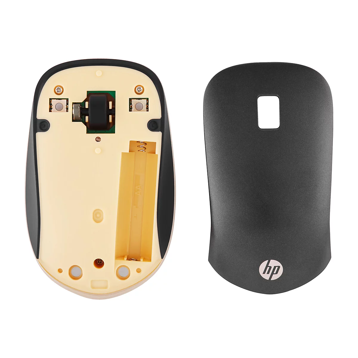 Geöffnete HP Funkmaus mit abgenommener Abdeckung, sichtbarem Batteriefach und Technik auf weißem Grund.
