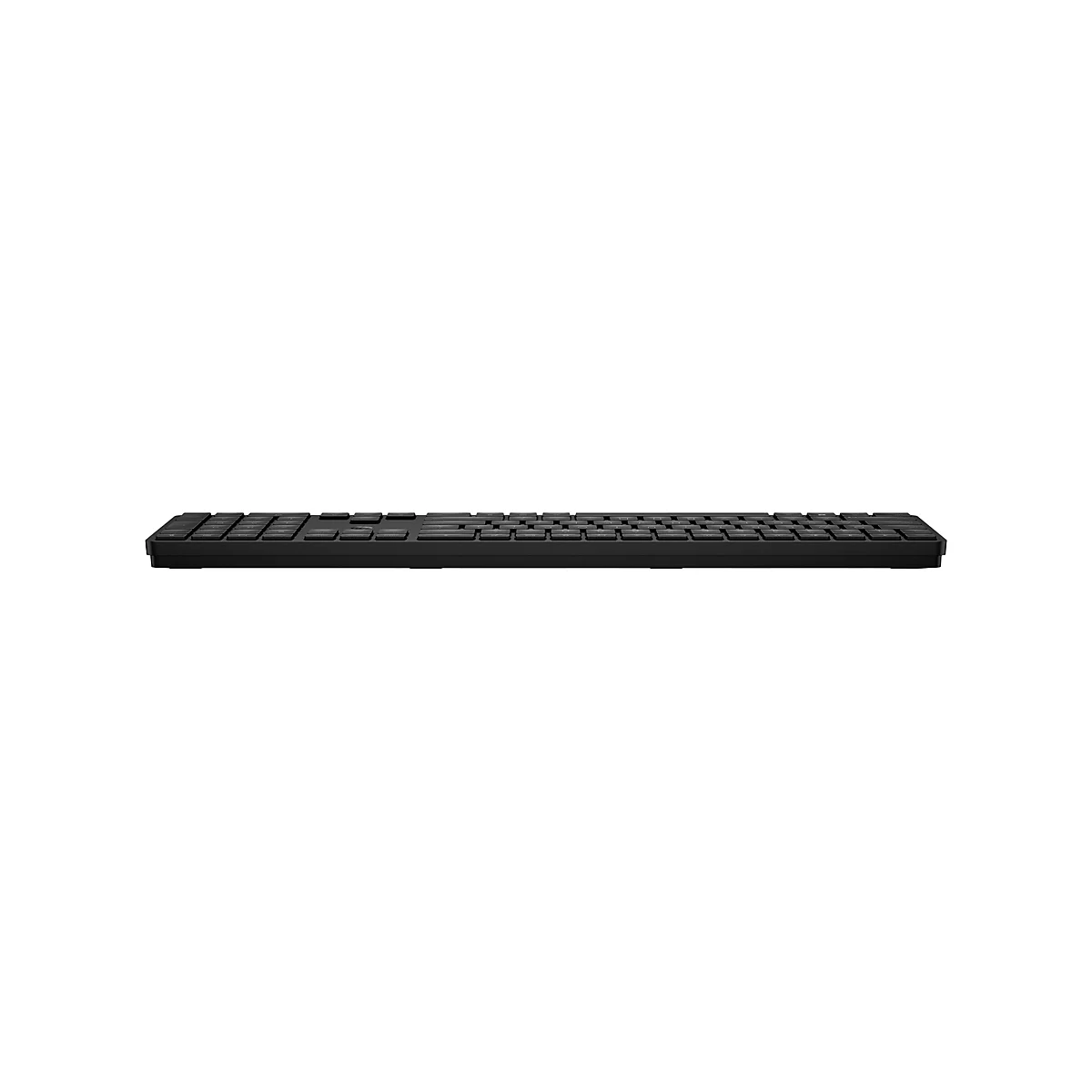 Schwarze, flache Computer-Tastatur in der Seitenansicht vor weißem Hintergrund.