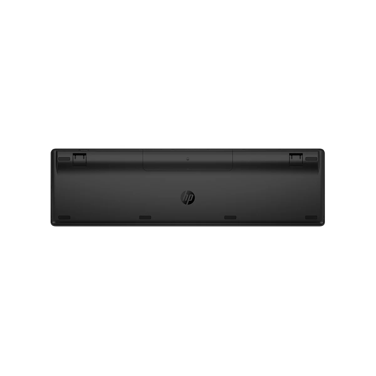 Die schwarze Unterseite einer HP Tastatur mit Gummifüßen und Batteriefachdeckel vor weißem Hintergrund.