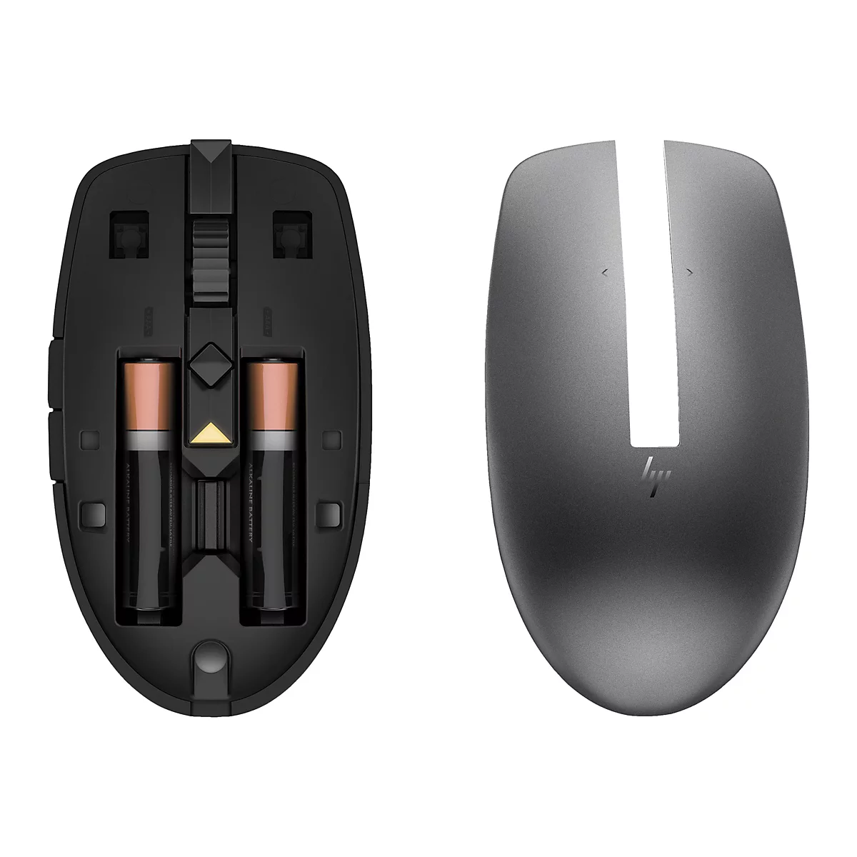 Draufsicht auf eine graue, ergonomische Computermaus, die zerlegt ist. Auf der linken Seite befindet sich das Innere mit Batterien, rechts die Oberseite mit einem Schlitz.