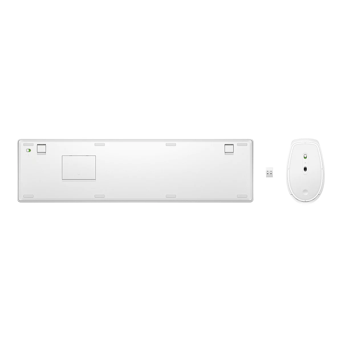 Rückansicht einer weißen Tastatur, einer weißen Maus und eines USB-Empfängers vor weißem Hintergrund.