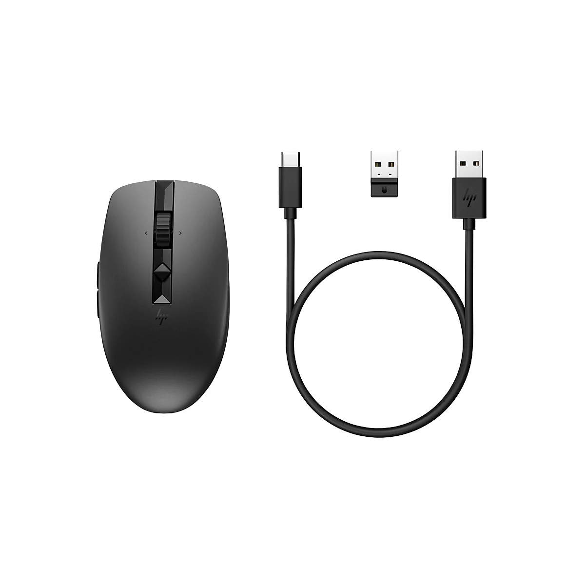 Schwarze kabellose HP-Maus, USB-A-auf-USB-C-Ladekabel und USB-Empfänger auf weißem Hintergrund.