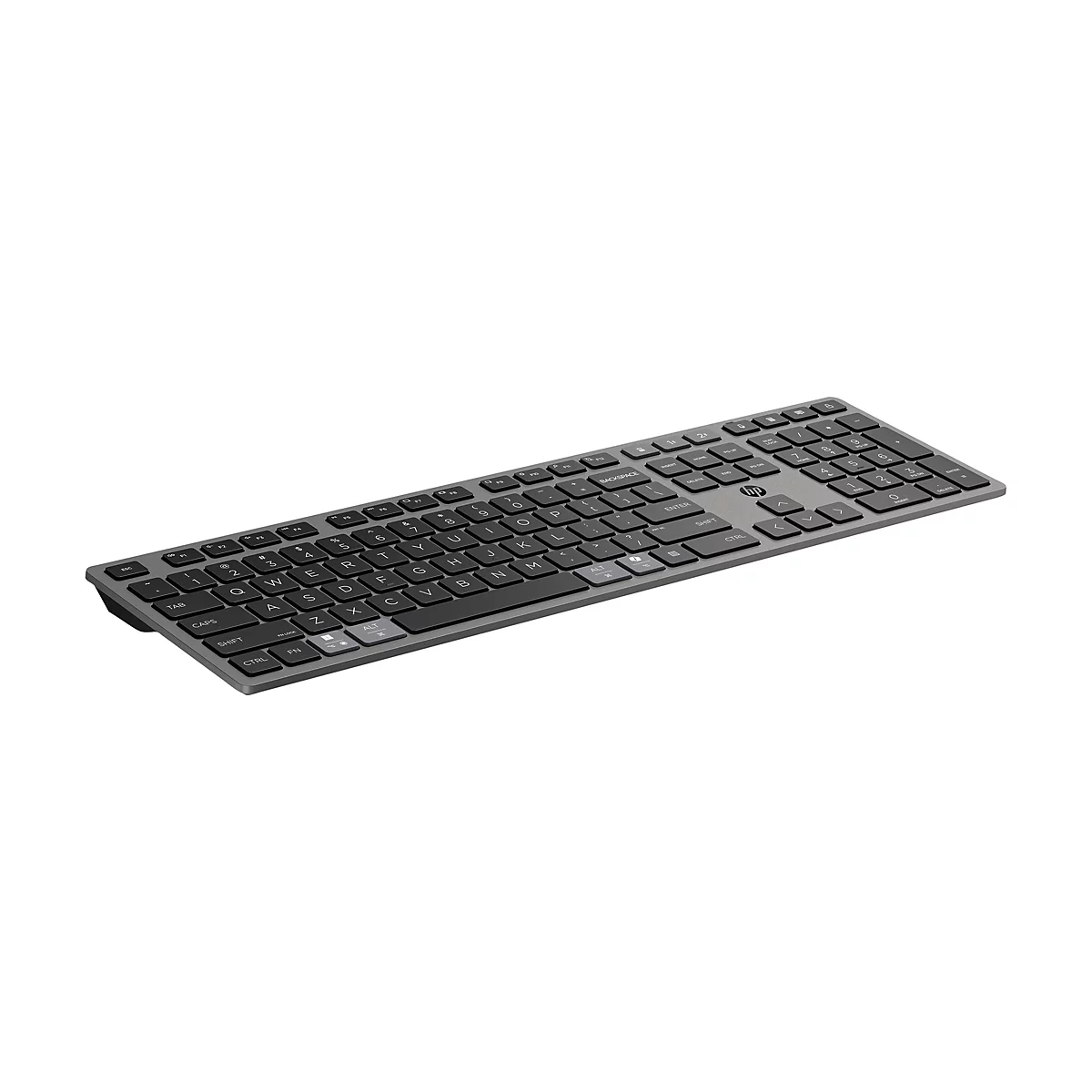 Schwarze, flache kabellose HP-Tastatur in Perspektive vor weißem Hintergrund.