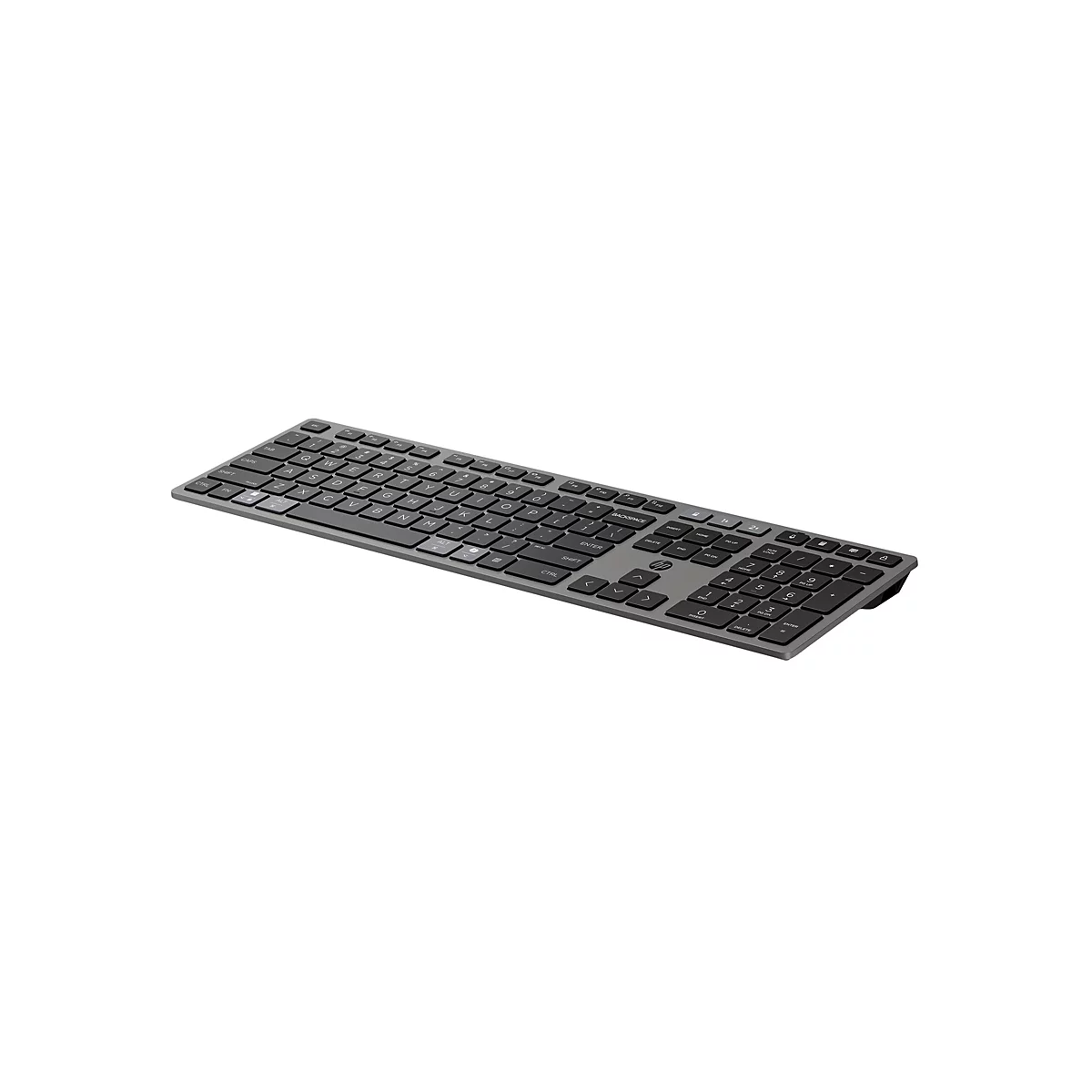 Flache, graue HP-Tastatur in Perspektive vor weißem Hintergrund.