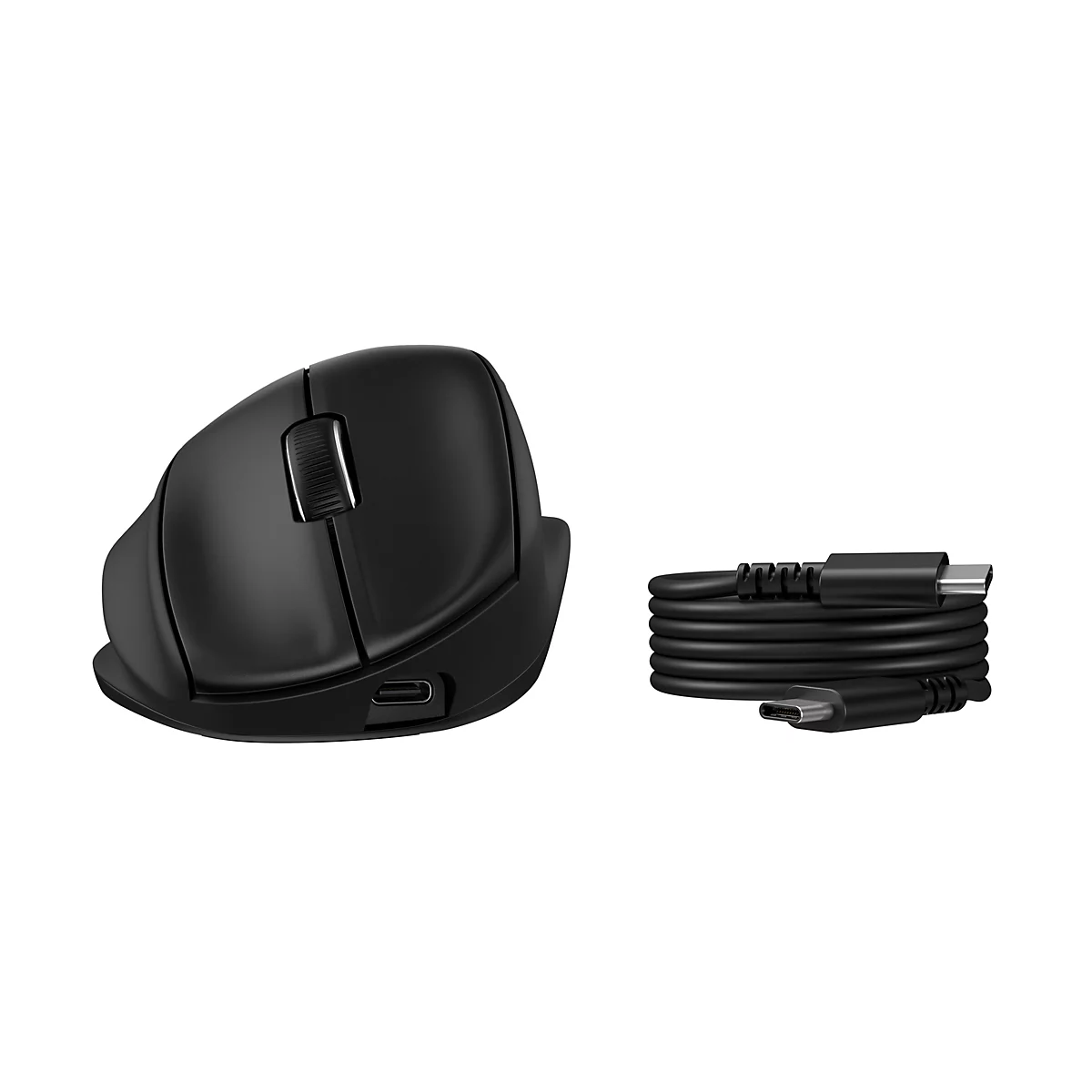 Schwarze ergonomische Computermaus mit USB-C-Ladekabel auf weißem Hintergrund.