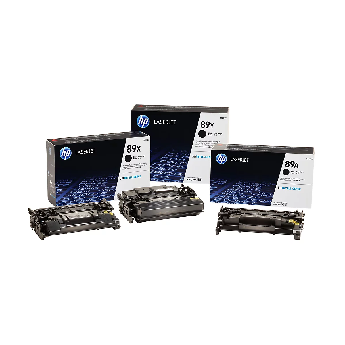Drei schwarze Tonerpatronen und Patronenverpackungen von HP. Auf den Verpackungen steht LaserJet, 89Y und 89A. Die Patronen sind auf weißem Hintergrund angeordnet.