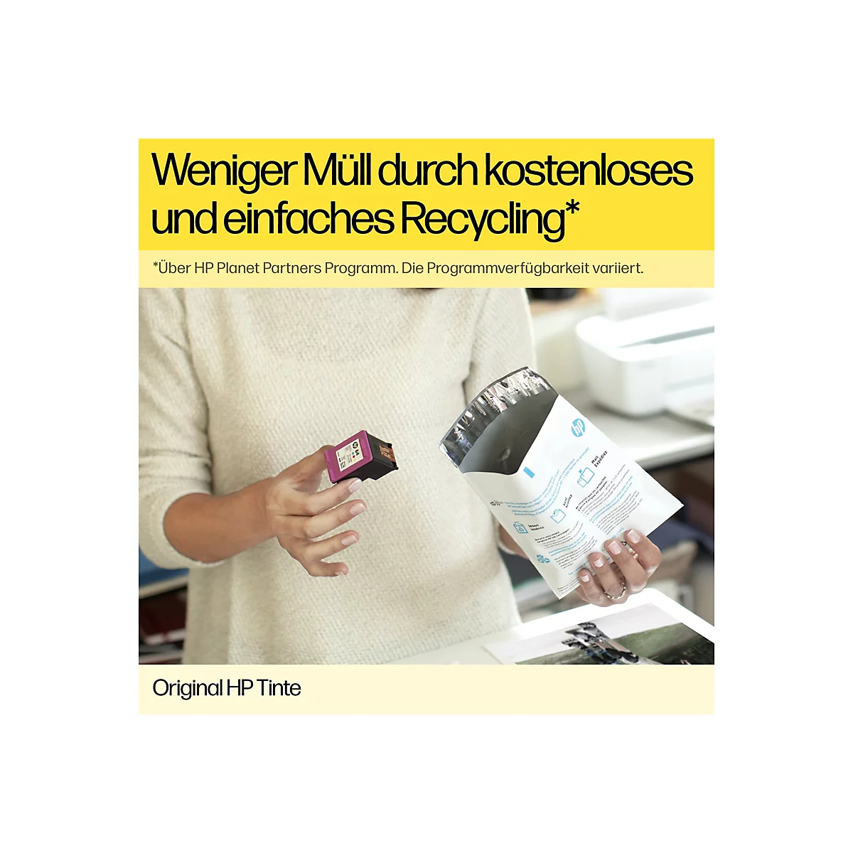 Eine Frau hält eine Tintenpatrone und einen Recycling-Umschlag. Der Text besagt: "Weniger Müll durch kostenloses und einfaches Recycling".